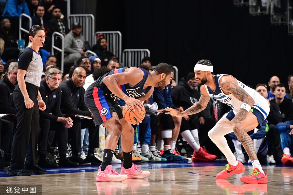 游客慕名前 游客慕名前